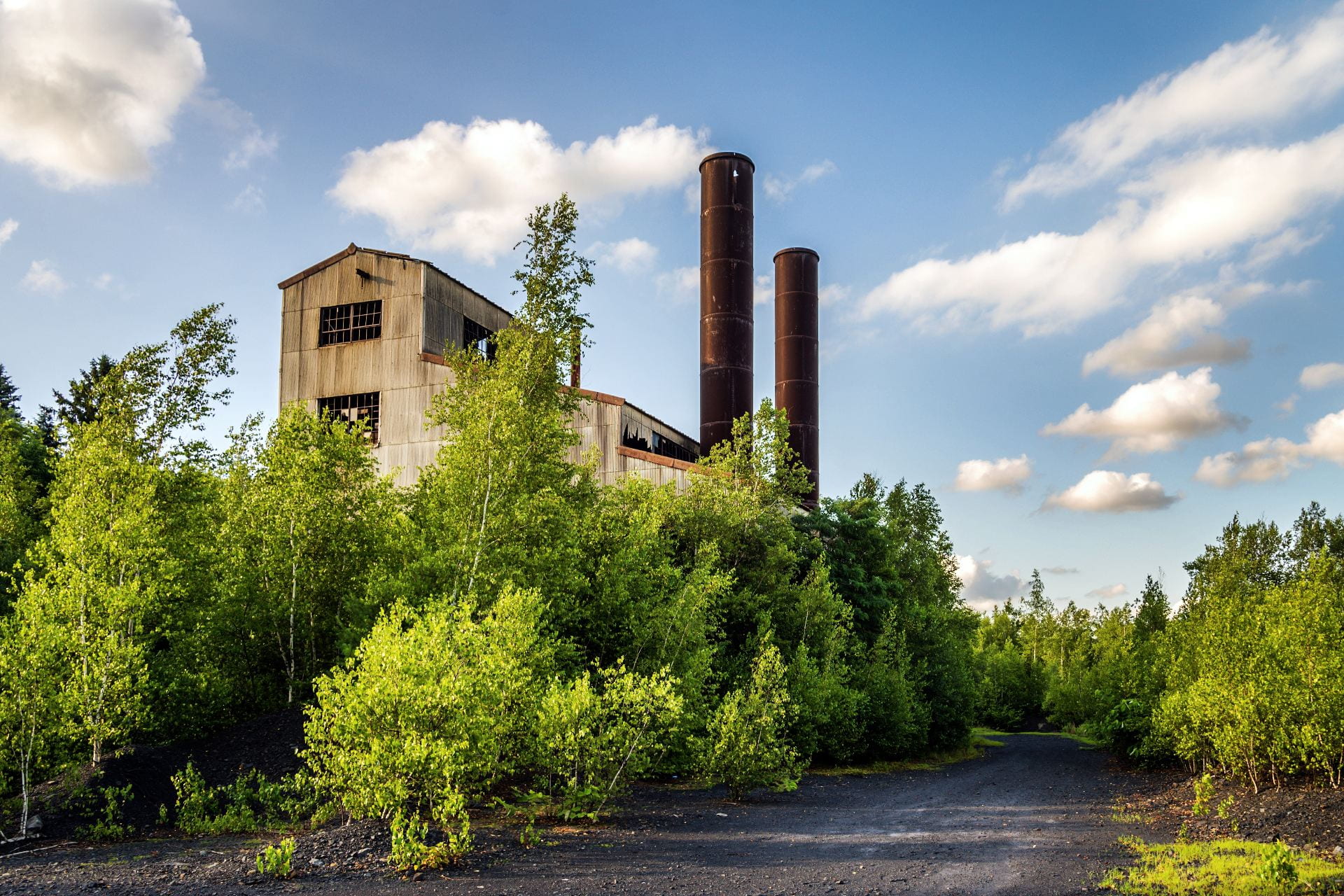 Abandoned coal processing plant, overgrown and unused. Shenandoah, Pennsylvania. Credit: Bill Dickinson, Flickr, Licensed under CC BY-NC-ND 2.0